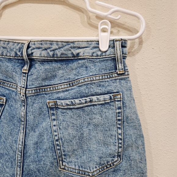 Wild Fable High Rise Mom Denim Shorts Blue Cuffed Hem Light Wash Size 8 29 R - Picture 4 of 7